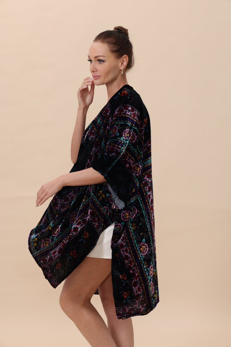 Floral-Stripe Velvet Kimono – Luxe Textures & Modern Tradition🌿✨